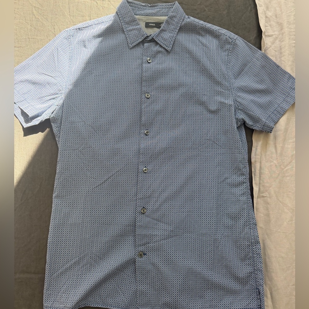 Vince. Blue Patterned Short Sleeve Button Down - Medium